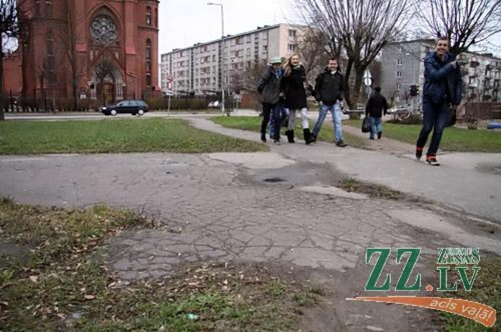 Ap Raiņa ielu mašīnas varēs atstāt vieglāk