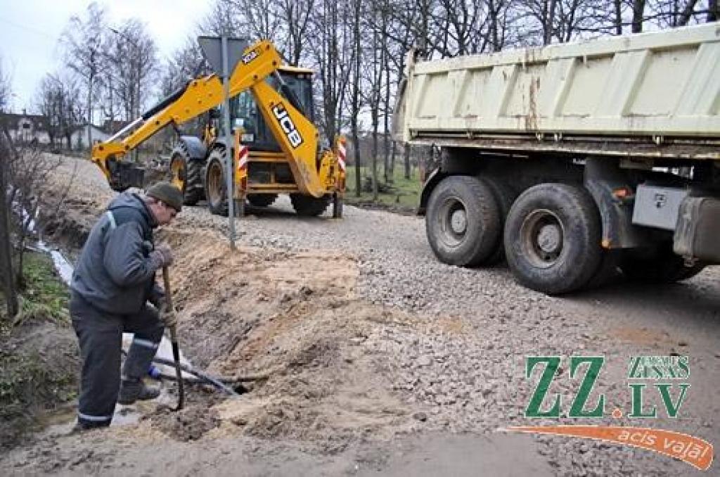 Ceturtdien «Zemgales Ziņās»: Ne bez ķibelēm rok ūdensvadu Elejā; Zvejnieku ielā svētku rotājumi kontrastē ar postažu