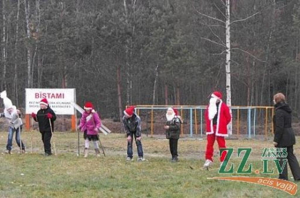 Valgundē Ziemassvētku vecīši dodas skrējienā