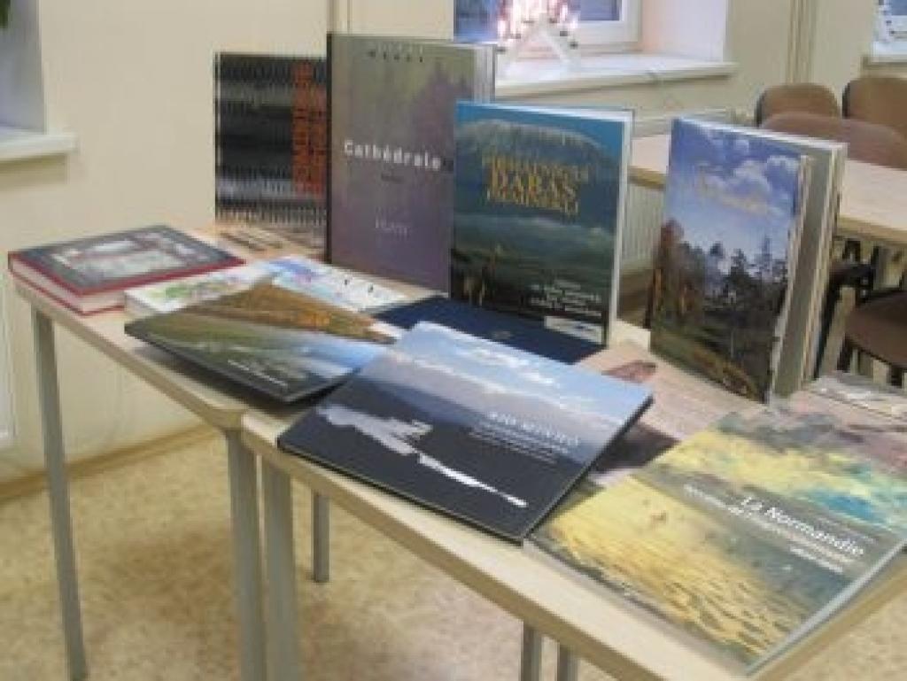 Novads uzdāvinājis bibliotēkai grāmatas par kultūras objektiem