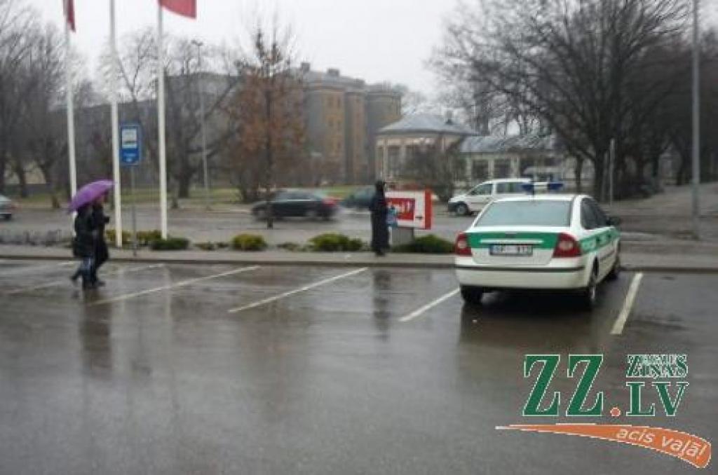Takšu stāvvietā policisti auto atstāt drīkst