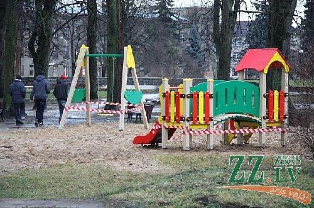 Raiņa parkā bērniem pieejamas jaunas šūpoles un slidkalniņš