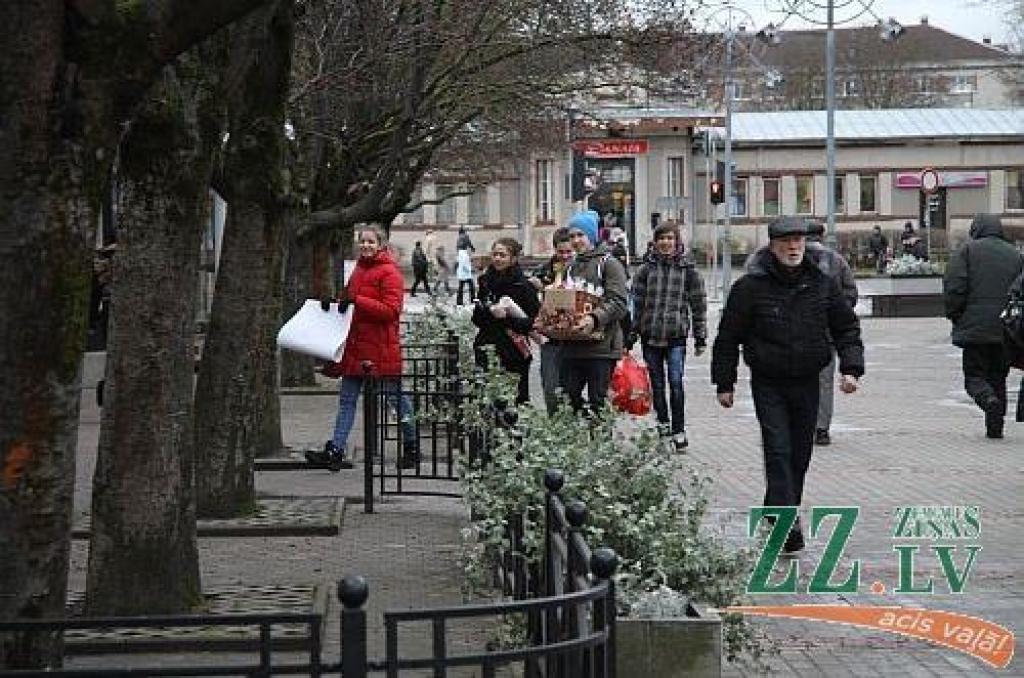 Skolēni dāvā ar mīlestību ceptas piparkūkas