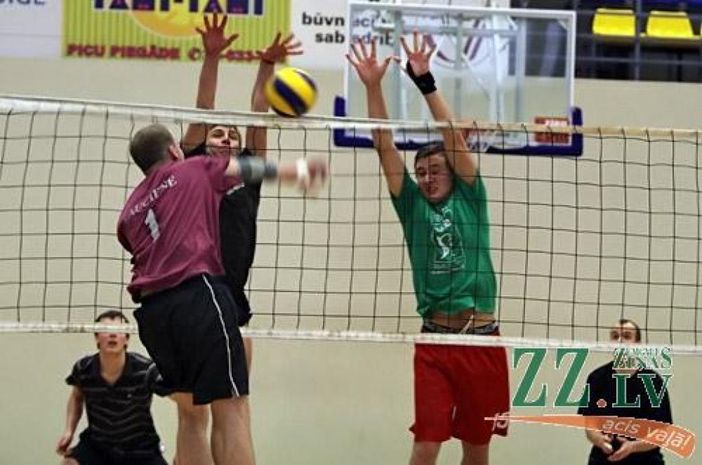 Volejbols. Jaungada balvas gūst «Valgunde» un «Melnie gulbji» (ar foto)
