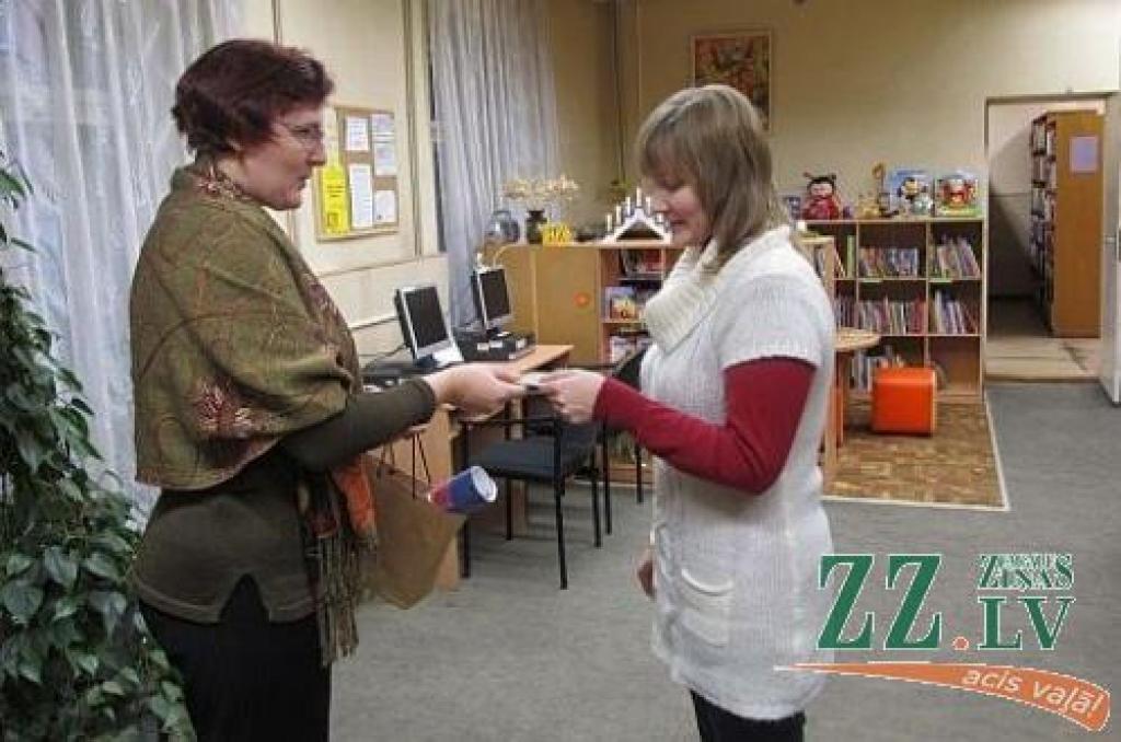 Zinātniskajā bibliotēkā pasniegta 1000.lasītāja karte