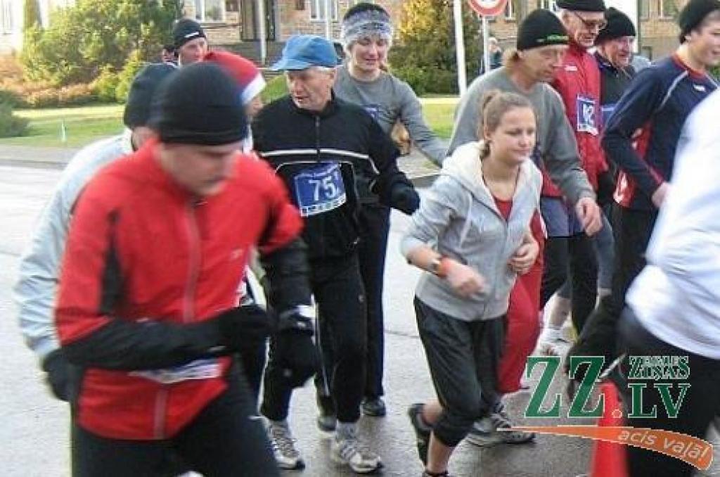 Ziemas skrējiens Ozolniekos – šoreiz bez sniega