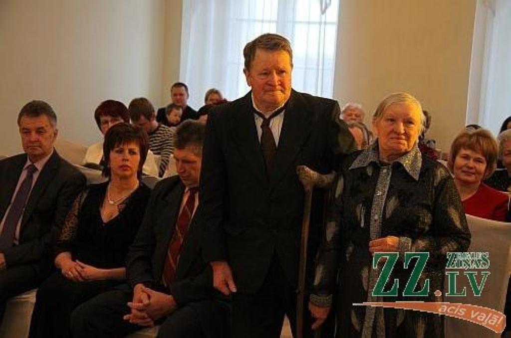 Foto: novads sveic zelta un sudraba kāzu jubilārus