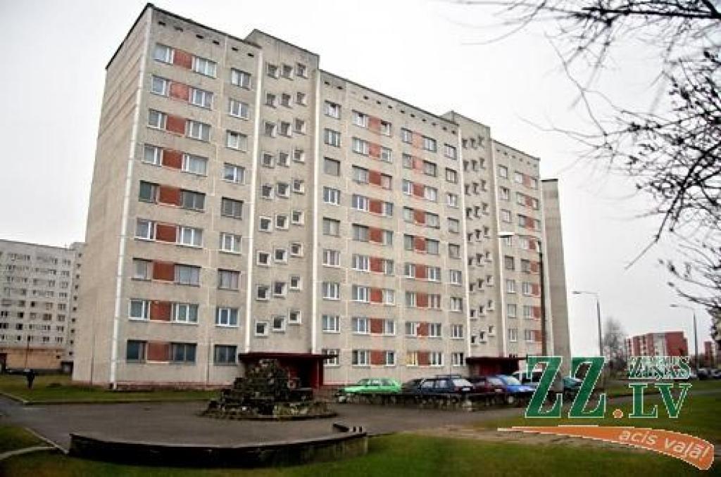 Atjaunos mājas pagalma stāvlaukumu; Katoļu ielā siltinās bēniņus