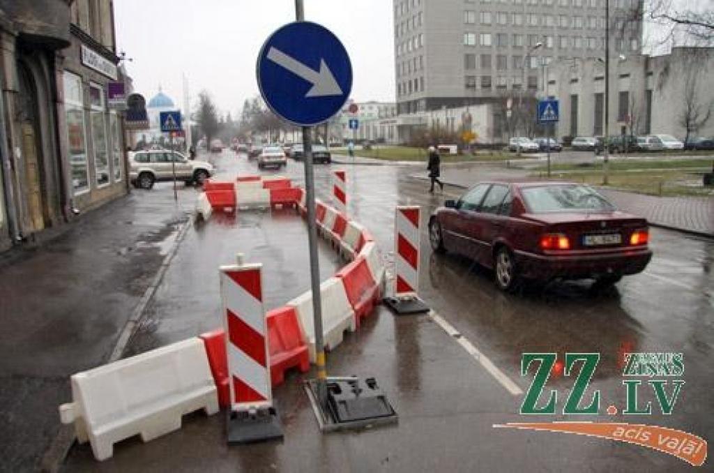 Izmaiņas Akadēmijas ielā būs spēkā līdz remonta beigām Raiņa ielā