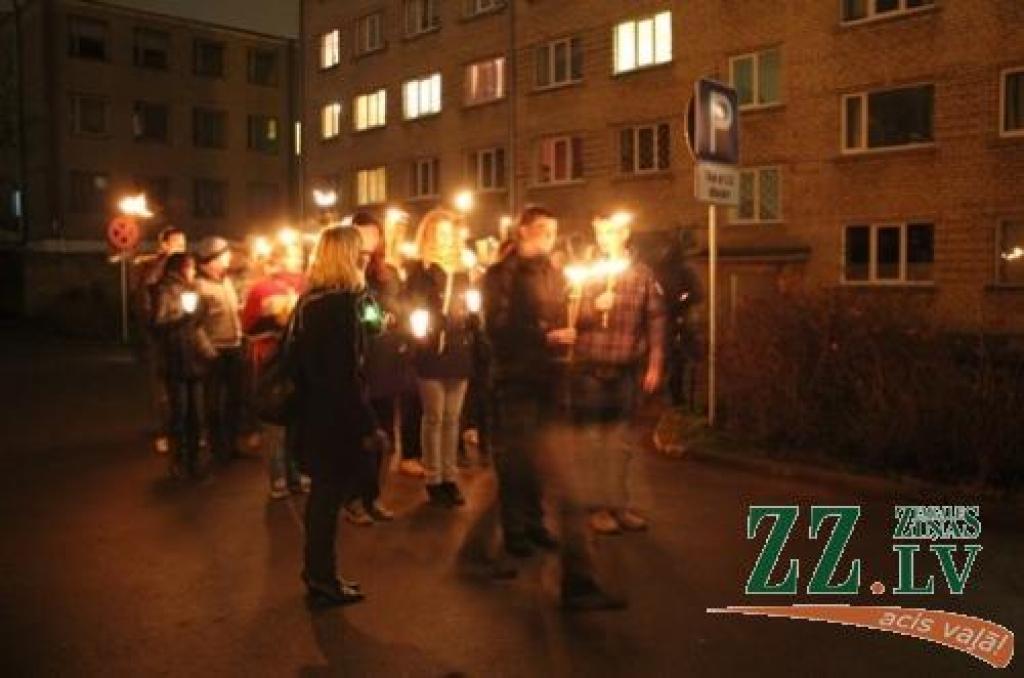 Lāpu gājienā, pieminot AIDS upurus, piedalās ap 60 jelgavnieku
