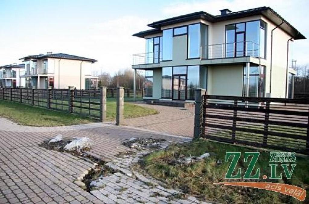 Ceturtdien «Zemgales Ziņās»: «Spoku ciematos» zāli pļauj bankas; Rīgas – Liepājas šosejas rekonstrukcija mazinās vietējo ērtības