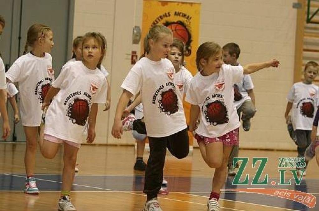 «Basketbols aicina» Jelgavas un Ozolnieku jaunāko klašu audzēkņus