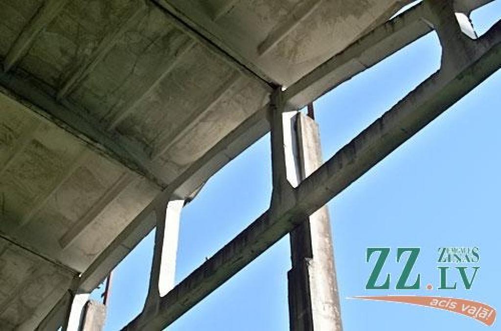 Kalnciemā pa logu izlec un mirst jauna sieviete