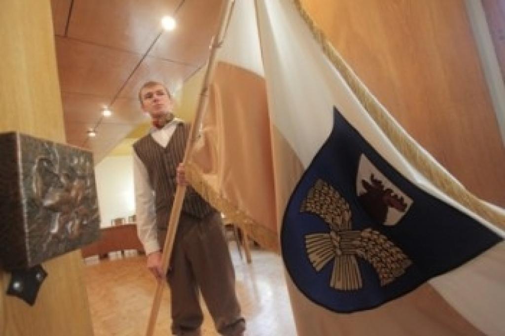 Iesvētīs novada karogu