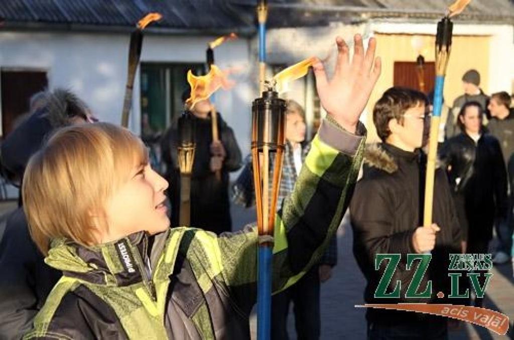 Svētes pamatskolēni godina kritušos kareivjus