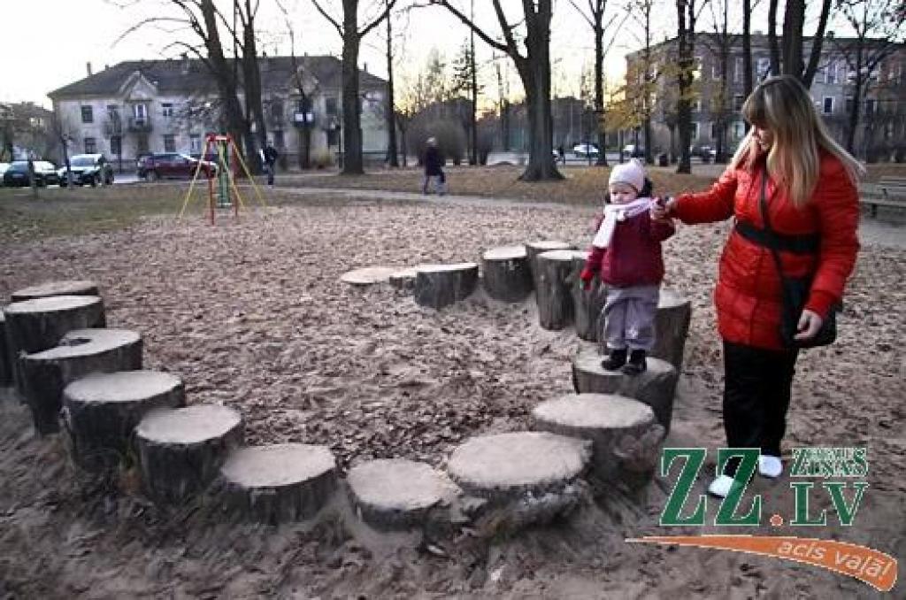 Slīdkalniņš Raiņa parkā atkal būs nākamgad