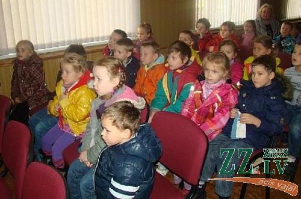 Policija skolēniem stāsta par drošības jautājumiem