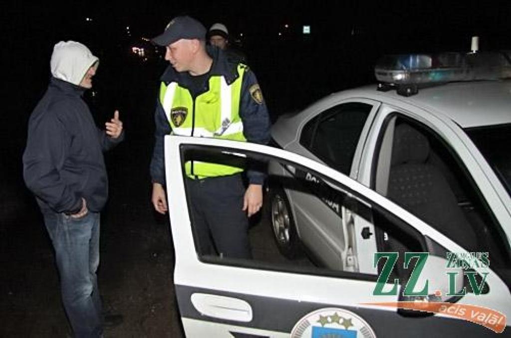 Pārbaudīs, vai gājēji lieto atstarotājus