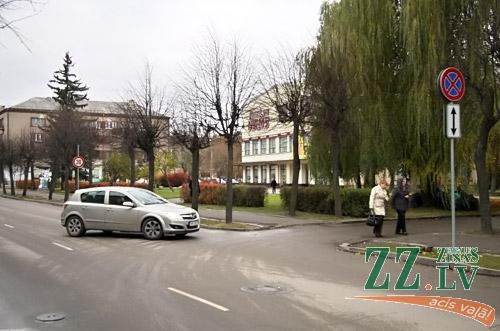 Otrdien «Zemgales Ziņās»: Par stāvēšanu Katoļu ielā turpina saņemt «plāksterus»; Ozolniekos dažas mājas siltinās, dažas iekonservēs, bet vienai meklēs citu būvnieku