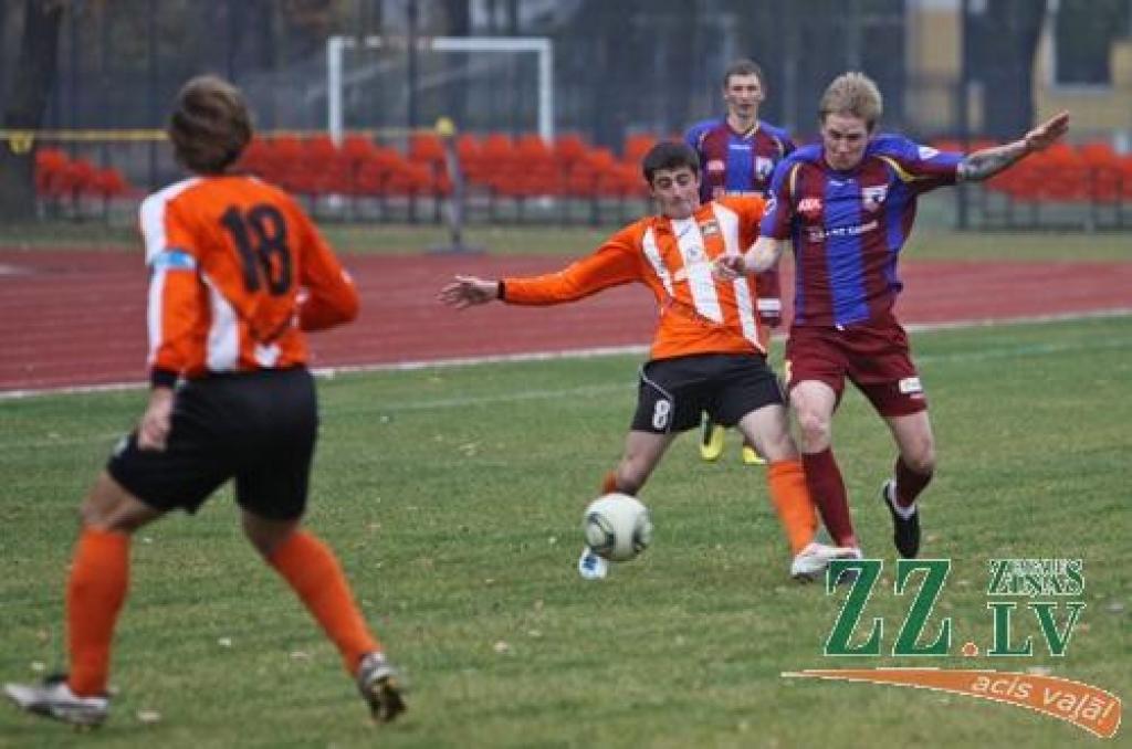 Futbols. FK «Jelgava» priekšpēdējā kārtā ar 3:0 pieveic FB «Gulbene» vienību (ar foto)