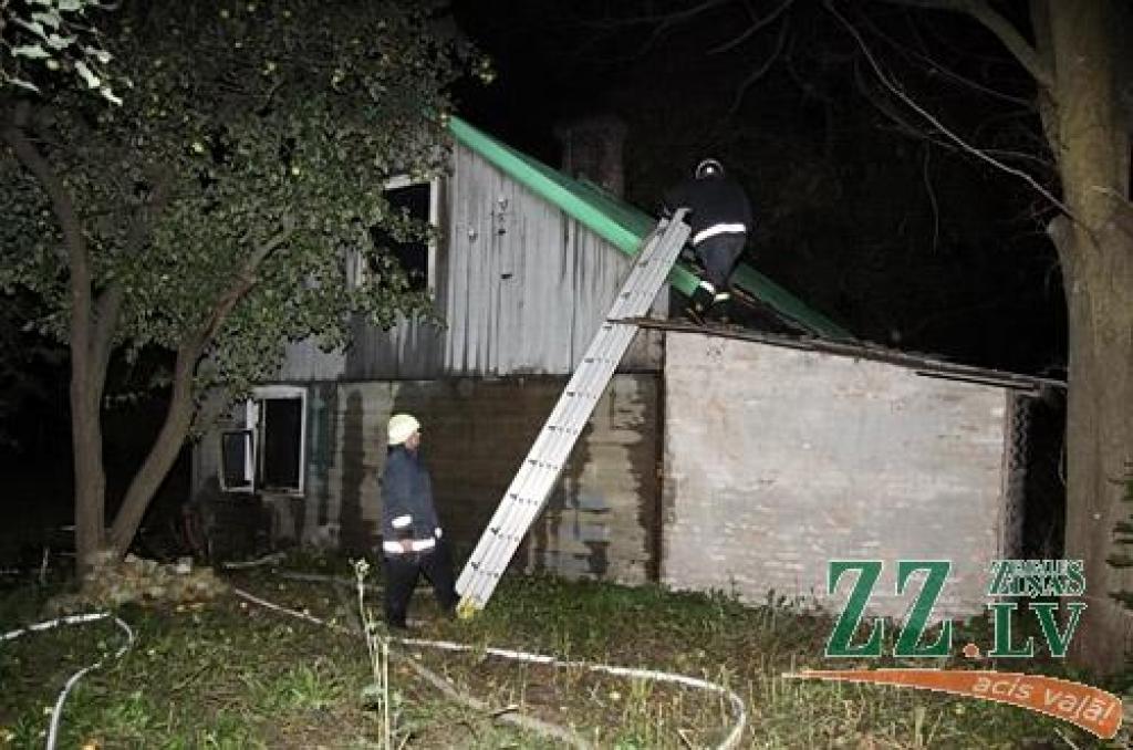Meklē, kas nojauks nodegušu māju Vēja ceļā