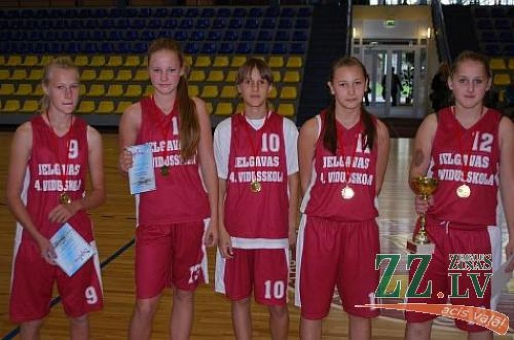 Skolu sports. Spartakiādes sacensībās basketbolā uzvar 4.vidusskola un Valsts ģimnāzija