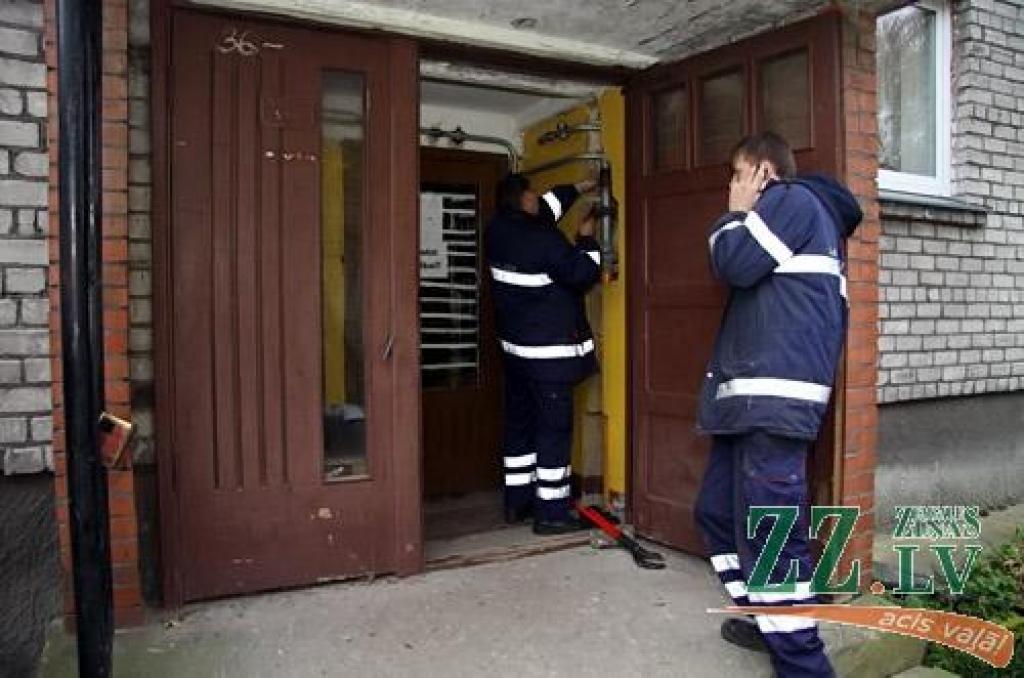 Raiņa ielas mājā veca stāvvada dēļ no rīta notikusi neliela gāzes noplūde