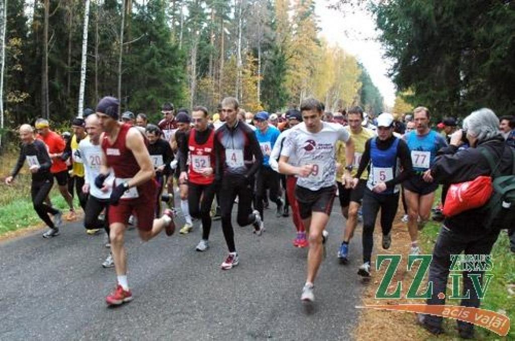 FOTO: «Ozolnieku pusmaratonu» pieveic 88 dalībnieki