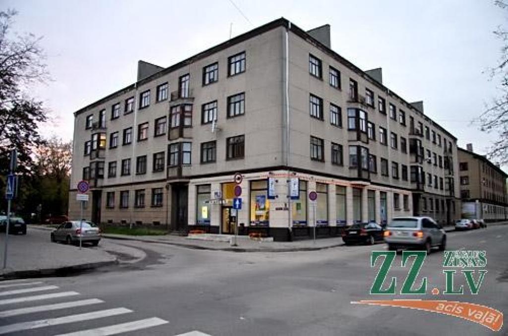 Viena no pirmajām pēckara ēkām tiks pie fasādes remonta
