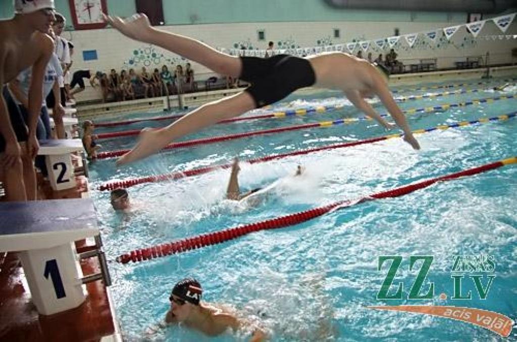 Peldēšanas stafetēs trīskārt uzvar 5. vidusskola (ar foto)