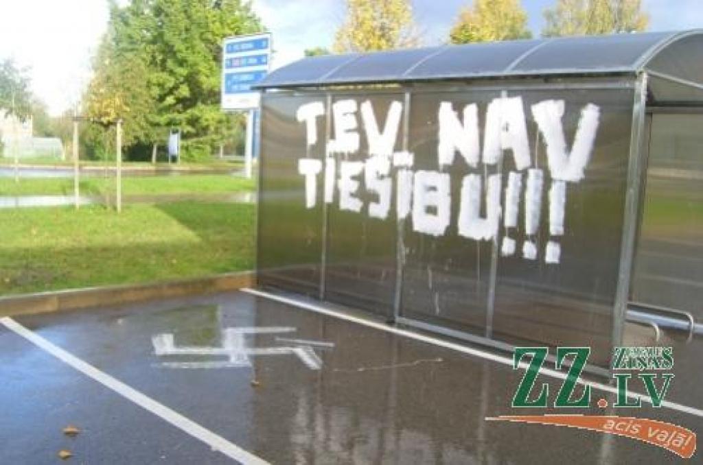 Kāškrusts no asfalta notīrīts; policija pārbauda lietas apstākļus
