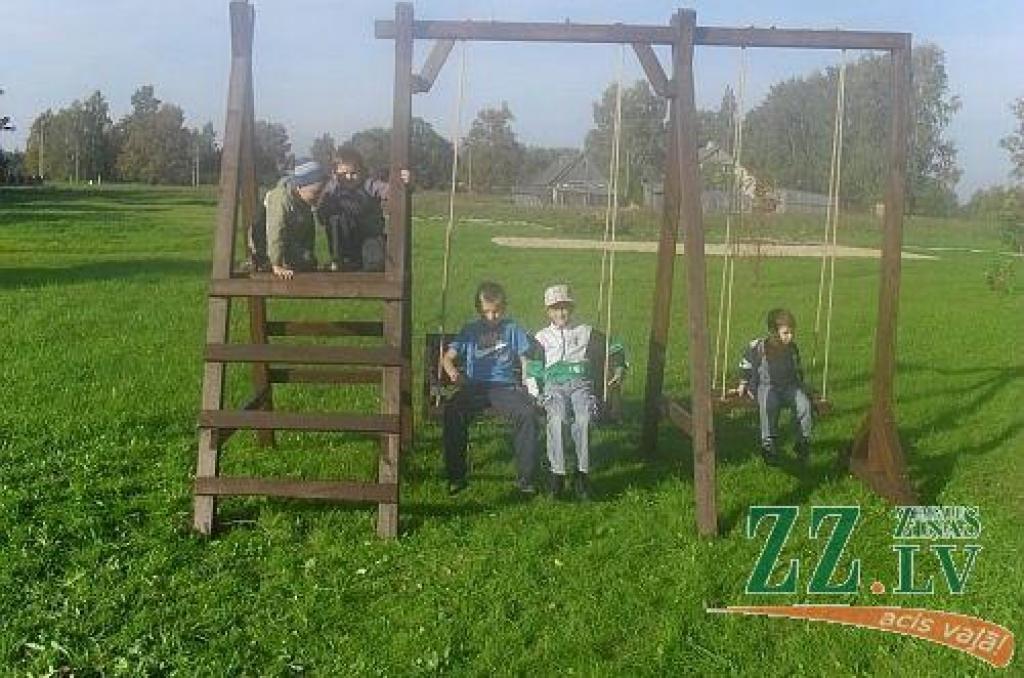 Arī Vilces bērni tikuši pie jaunām šūpolēm