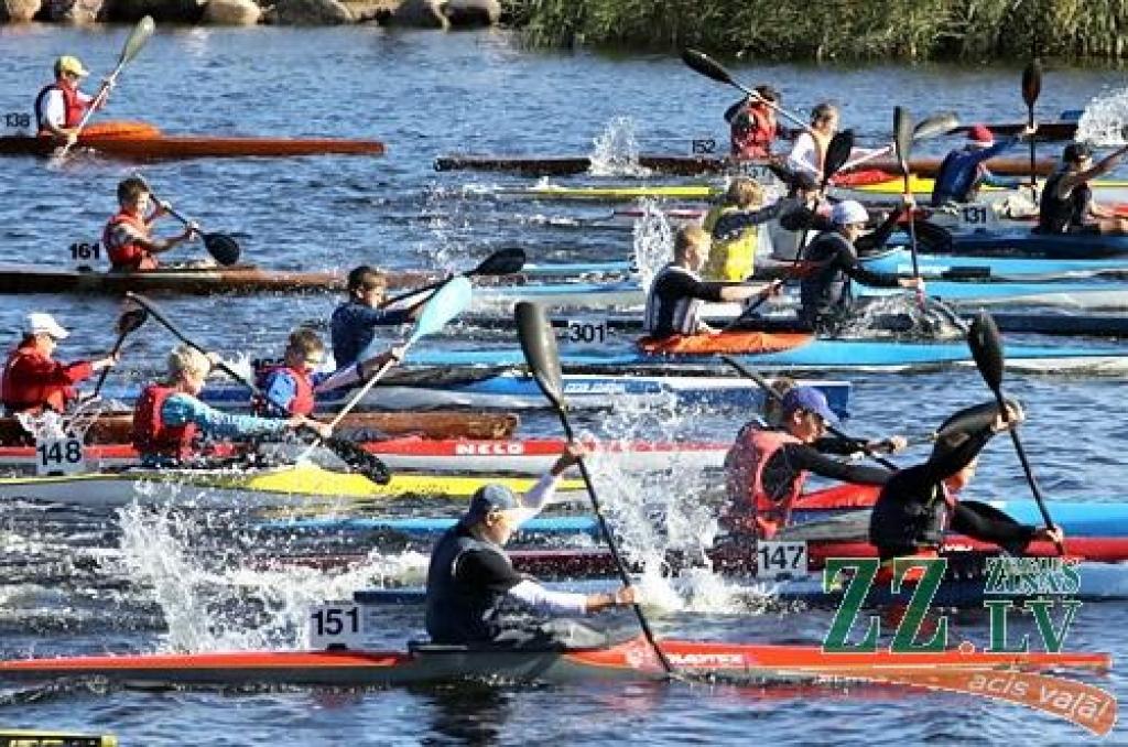 Kanoisti un smaiļotāji parāda raksturu maratonā (ar foto)
