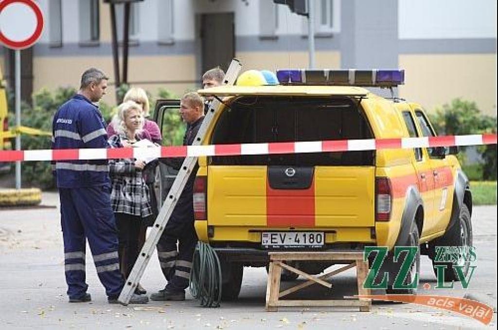 Pie Raiņa ielas 3. nama sabojā gāzes vadu; LG vaino ceļu būvniekus paviršībā (papildināta 13:20)