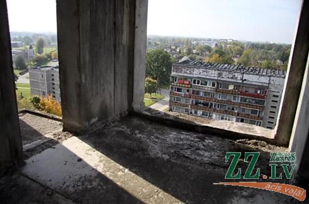 Pēc kārtējā bojāgājušā aizmūrēs bīstamās mājas ieejas