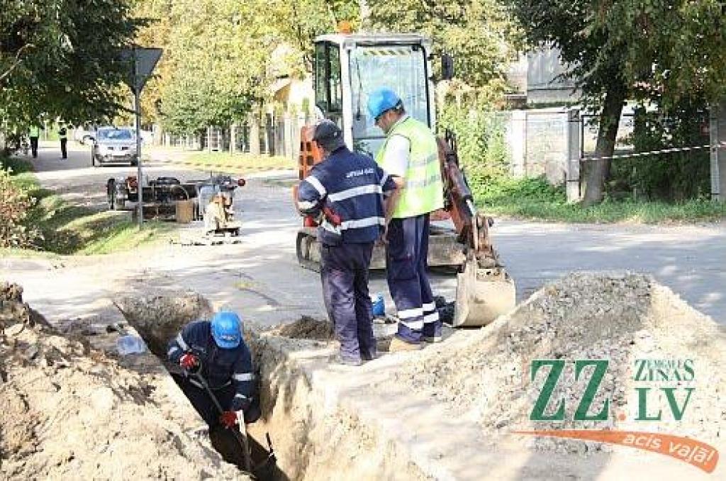 Ekskavators pārsit gāzes vadu Vidus ielā
