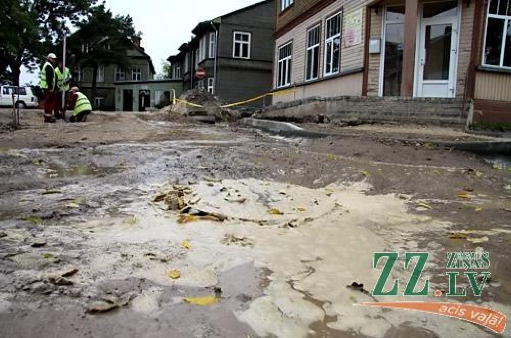 Otrdien «Zemgales Ziņās»: Plīsušas caurules dēļ grimst simtgadīga māja un slīkst iela; iedzīvotāji vērtē vēlēšanu rezultātus
