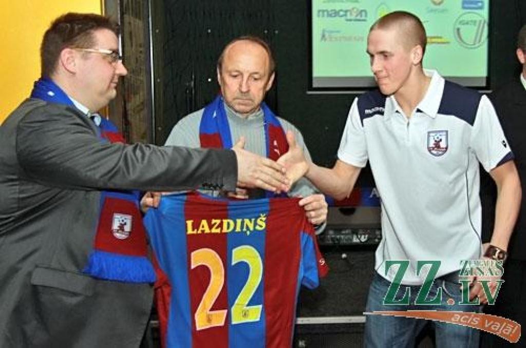 Futbols. Lazdiņam pirmajam Latvijā būs futbolista kartiņa
