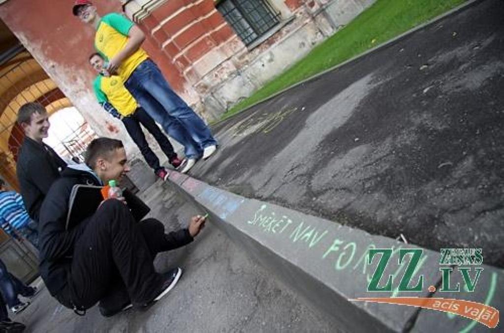 Ar akciju cīnās pret dūmu mākoņiem Jelgavas pils vārtos