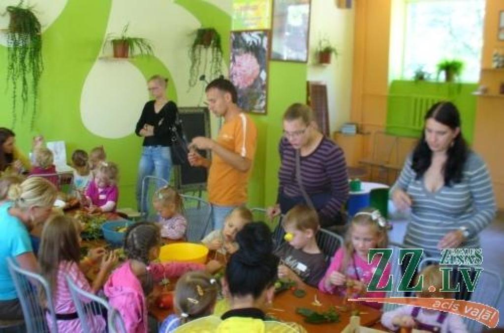 Mazie jelgavnieki svin Tēva dienu