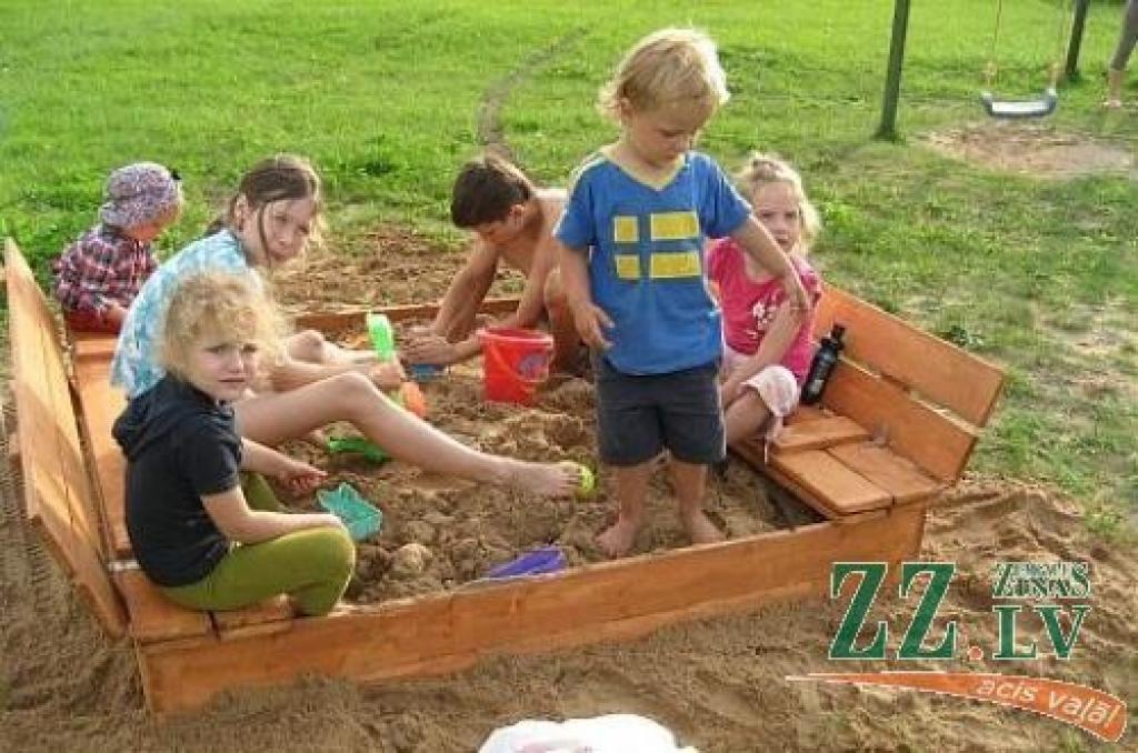 Tīsu ciemā tapis rotaļu laukums