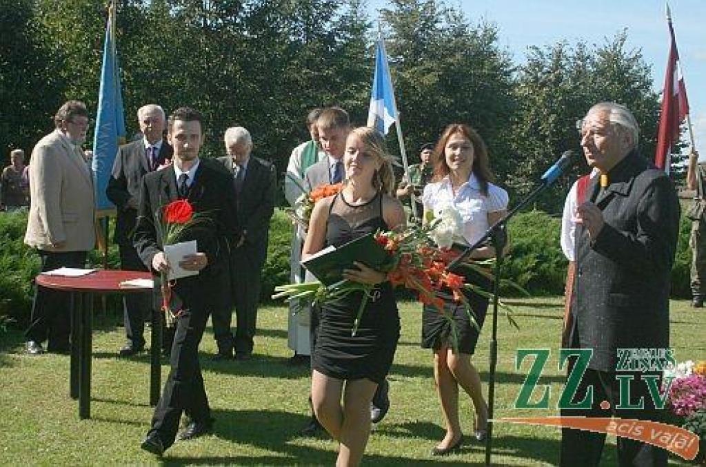 Pikšās atzīmē Ulmaņa 134. dzimšanas dienu; politiķi uzsauc alu (ar foto)
