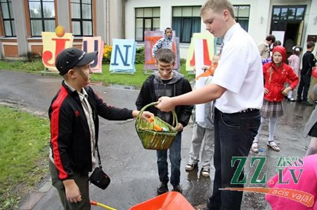 Pirmajā skolas dienā pārkāpumus nefiksē (ar foto)