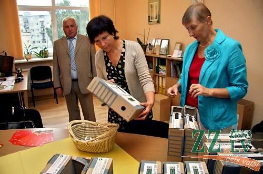 Dāvanas motivē šķirot atkritumus