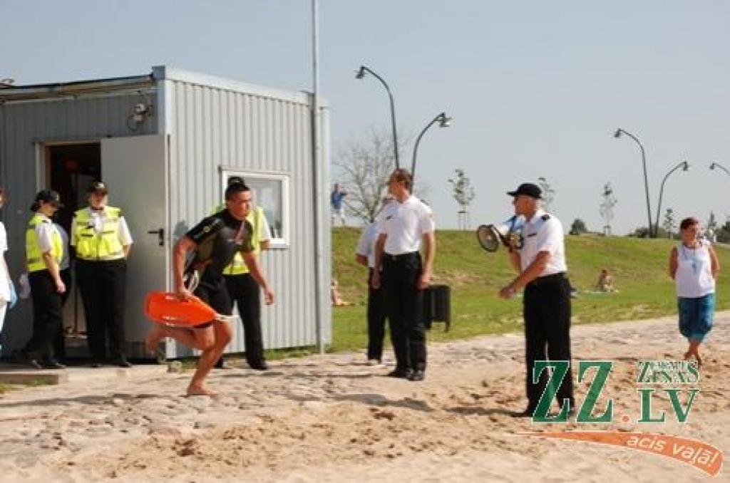 Parāda, ka jūra nav līdz ceļiem