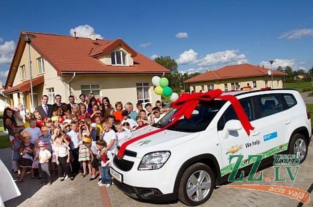Jelgavas SOS Bērnu māja tiek pie jaunas automašīnas