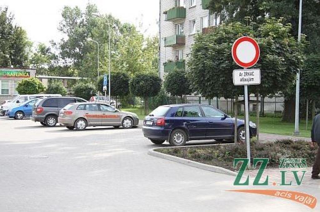 Ačgārni izliktās norādes pie kompetenču centra sola nomainīt piektdien