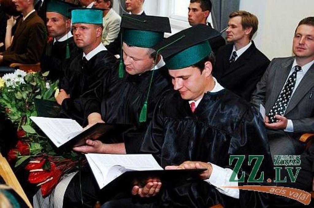 Kokrūpnieki: nozare pārvarējusi krīzes smagumu; Meža fakultātes absolventi veiksmīgi sāk darba gaitas