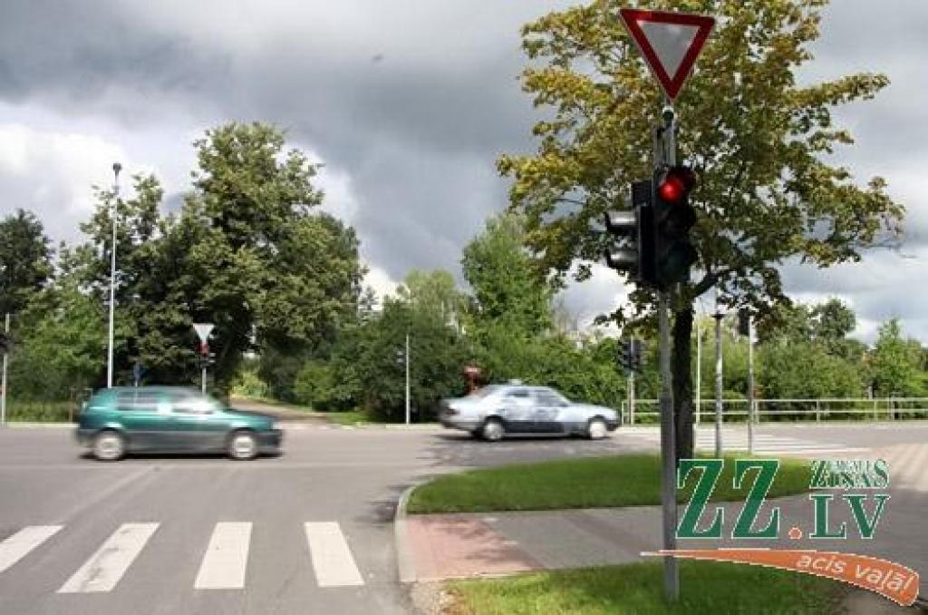Luksofori Rīgas ielā joprojām pārslēdzas pēc kameru signāla
