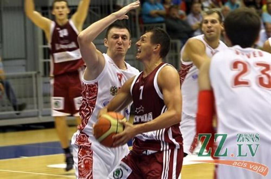 Basketbols. Daudzu skatītāju atbalstīti, latvieši tomēr zaudē Krievijas izlasei (pievienota fotogalerija)
